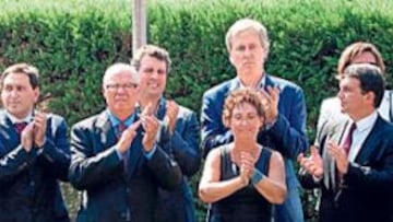 <b>PROFUNDA MIRADA. </b>Joan Olivé, a la izquierda de la fotografía, es observado desde la distancia por Joan Laporta ayer a mediodía, durante la presentación de la estatua dedicada a Kubala en la esplanada del Camp Nou.