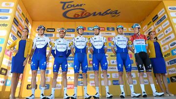 Los corredores del Deceunick Quick-Step posan antes de tomar la salida de una etapa en el Tour Colombia 2.1.