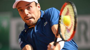 Roberto Bautista devuelve una bola ante David Goffin durante su partido de octavos de final del Masters 1.000 de Montecarlo.