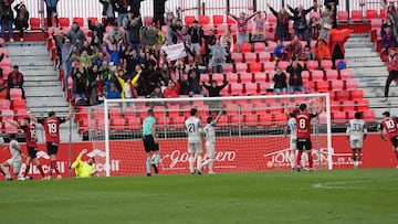 Los jugadores del Mirandés celebran el primer gol del partido.
