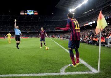 Barcelona-Villarreal. El árbitro Iglesias Villanueva enseña tarjeta amarilla a Neymar.