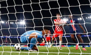 1-0, minuto 89. Nuno Mendes centra desde el lateral y casi sin ángulo tras desbordar a Arnau Martínez. Paulo Gazzaniga, en su único error de la noche, no consigue atrapara el balón y se le cuela entre las piernas.