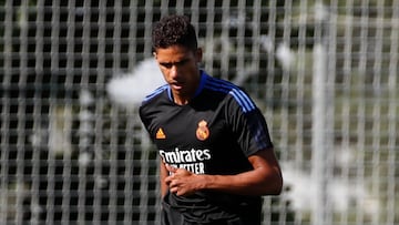 Manchester United waiting on Raphaël Varane medical