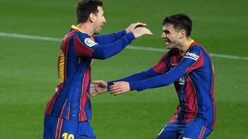 Pedri celebra un gol con Messi.