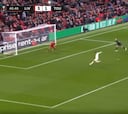 Es insólito: Gabriel Suazo se pierde un gol solo ante Liverpool y el video ya es viral