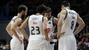 INSTRUCCIONES. Sergio, Llull, Rudy y Maciulis atienden a Laso.