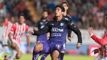 El presidente de los Gallos cuestionó el hecho de que Osorio habilite a un central como lateral teniendo a un jugador como el lateral de los queretanos.