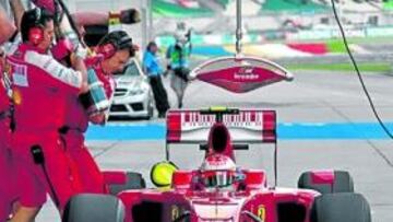<b>REPOSTAJE. </b>Ferrari practicó paradas en boxes con su semáforo.