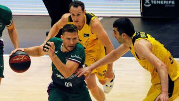 GRAFCVA6000. VALENCIA, 17/06/2020.-- El base israelo polaco del Unicaja de Málaga, Gal Mekel, trata de evitar al pivot georgiano del Iberostar Tenerife Giorgi Shermadini, durante el segundo partido de la primera jornada de la fase final de la Liga ACB que disputan en el pabellón de la Fuente de San Luis de Valéncia. EFE/Manuel Bruque