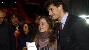 <b>BIEN RECIBIDOS. </b>Gurpegui (izquierda) y Llorente (derecha), anoche en la llegada del Athletic al hotel Hesperia de Madrid.