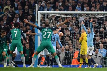 4-3. Fernando Llorente marcó el tercer gol. La jugada fue revisada por el VAR.