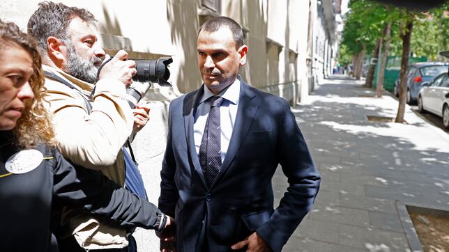 El novio de Ayuso pagó 6.500€ por el renting de un BMW a nombre de la esposa de su jefe en Quirón