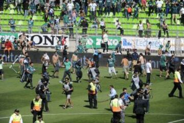 El último escándalo se vivió en Valparaíso, donde hinchas de Wanderers y Colo Colo se enfrentaron en la cancha, y suspendieron el duelo donde podía definirse el título. 