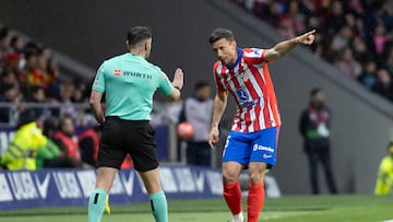 Lenglet protesta a un juez de línea en un partido del Atlético.