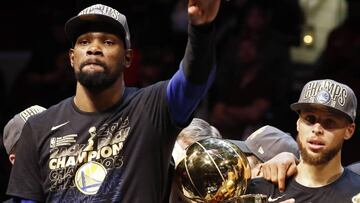 LWS115. Cleveland (United States), 08/06/2018.- Golden State Warriors player Kevin Durant (L) and NBA Finals MVP waves while on the stage with Stephen Curry (R) holding the NBA Finals trophy after winning game four of the NBA Finals to be NBA Finals champ