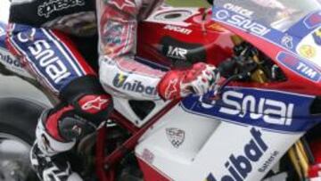 Carlos Checa, en acción con la Ducati.