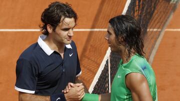 Nadal y Federer se dan la mano en la final de Roland Garros 2008.