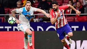 Albentosa y Diego Costa durante un partido entre el Atlético y el Deportivo.