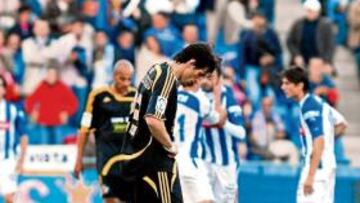 <b>DUELO A MUERTE. </b>Diego Milito y Luccin, ensimismados tras la derrota en Huelva, ahora rival directo.