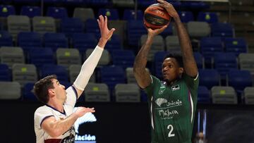 GRAF2340. MÁLAGA, 01/11/2020.- El ala-pívot estadounidense del Monbus Obradoiro, Jake Cohen trata de taponar a su compatriota Deon Thompson (d) del Unicaja durante el partido de baloncesto de la Liga Endesa que enfrenta al Unicaja y al Monbus Obradoiro en el Palacio de los Deportes José María Martín Carpena en Málaga este domingo. EFE/Daniel Pérez