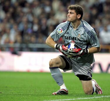 “Casillas es el mejor guardameta de la historia del Real Madrid y del fútbol español”, anuncia el club. Cinco veces en el Once Mundial FIFA FIFPro y elegido cinco veces Mejor Portero del Mundo por la IFFHS. Sus reflejos felinos no tardaron en elevarle al Olimpo. Horas de ‘highlights’ con sus mejores paradas, las que realizó ante el Leverkusen que significaron la Novena son, quizá, las más recordadas. 19 títulos y 725 partidos con el Madrid y bandera de la España de las des Eurocopas y el Mundial. 