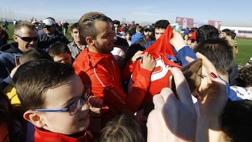 Roberto Soldado entre los aficionados del Granada.