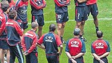<b>EN SU MANO. </b>Los jugadores de Osasuna tienen a sólo dos encuentros la participación en la fase de grupos de la Champions. Ayer escucharon de esta manera las instrucciones de Ziganda en el AOL.