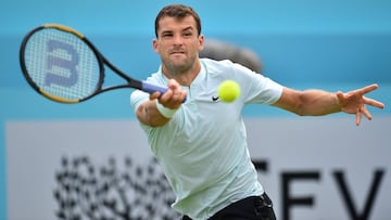Grigor Dimitrov devuelve una bola ante Damir Dzumhur durante su partido en el ATP Queen's Club Championships de 2018.