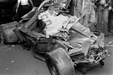 El Ferrari quedó destrozado. “Lauda era sólo noveno tras Regazzoni, Laffite, Hunt, Mass, Andretti, Pace, Scheckter y Peterson y durante esa vuelta se eforzaría por recuperar el terreno perdido hasta que, quizá tocado por otro participante, hizo un trompo. Recuperándose de este incidente, alcanzaba al dúo compuesto por Erlt y Merzario cuando, sin que se sepan muy bien las causas, los tres coches entraron en colisión llevándose el Ferrari de Lauda la peor parte. Tras ellos llegaron Lunger y Edwards, que no pudieron evitar verse mezclados en el embrollo. El coche de Lauda ardía y la dirección detuvo la carrera”, reflejaba este diario. En la imagen, el Ferrari de Niki Lauda, en 1976.