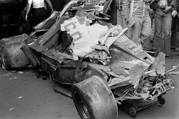 El Ferrari quedó destrozado. “Lauda era sólo noveno tras Regazzoni, Laffite, Hunt, Mass, Andretti, Pace, Scheckter y Peterson y durante esa vuelta se eforzaría por recuperar el terreno perdido hasta que, quizá tocado por otro participante, hizo un trompo. Recuperándose de este incidente, alcanzaba al dúo compuesto por Erlt y Merzario cuando, sin que se sepan muy bien las causas, los tres coches entraron en colisión llevándose el Ferrari de Lauda la peor parte. Tras ellos llegaron Lunger y Edwards, que no pudieron evitar verse mezclados en el embrollo. El coche de Lauda ardía y la dirección detuvo la carrera”, reflejaba este diario. En la imagen, el Ferrari de Niki Lauda, en 1976.