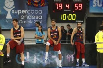 Víctor Claver, Stratos Perperoglou y Pau Ribas al final del partido.