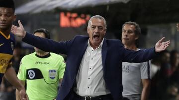 Boca Juniors&#039; team coach Gustavo Alfaro reacts against Argentina&#039;s referee Andres Merlos (out of frame) during the Argentina First Division Superliga Tournament football match against Argentinos Juniors at La Bombonera stadium, in Buenos Aires, on November 30, 2019. (Photo by ALEJANDRO PAGNI / AFP)