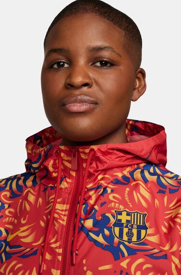 El Horóscopo Chino establece que el 2024 se celebrará el Año del Dragón. Este ser mitológico simboliza el poder espiritual supremo. El club blaugrana ha querido transmitir a toda su afición asiática sus mejores deseos para este nuevo período con una nueva línea de ropa deportiva inspirada en la celebración del Año del Dragón. Se trata de un conjunto de prendas formado por una camiseta Prematch, una Anthem Jacket y dos chándales.