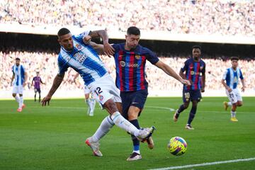 Vinicius corta ante Lewandowski.