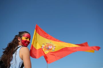Aficionada de la selección española ondeando la bandera.