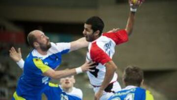 Los eslovenos intentan frenar una jugada de ataque de Egipto.