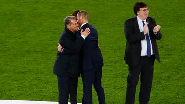 Laporta y Ceferin se abrazan tras la final femenina de la Champions entre el Barça y el Chelsea.