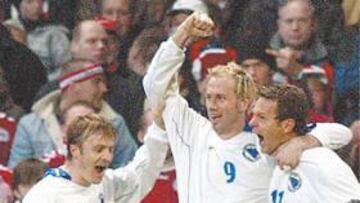 <b>BARBAREZ</b>. Líder indiscutible del equipo, de una zurda magnífi ca, juega donde quiere y a pesar de sus once goles en la última temporada en el Hamburgo, con Bosnia ha actuado a menudo de central.