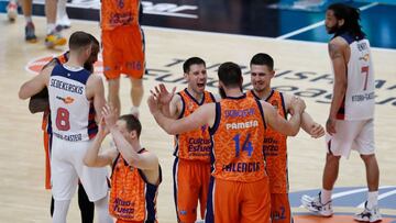 Los jugadores del Valencia Basket celebran la victoria ante el TD Systems Baskonia.