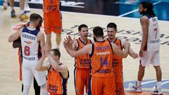 Los jugadores del Valencia Basket celebran la victoria ante el TD Systems Baskonia.