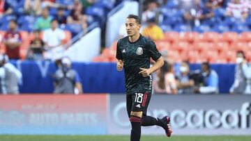 Andr&eacute;s Guardado durante el calentamiento previo a un partido del Tri