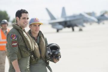 El piloto de Suzuki Maverick Viñales  ha pilotado el avión de combate F-18 de la Base Aérea de Zaragoza, con el que ha pasado del asfalto del circuito de MotorLand, donde competirá el próximo domingo en MotoGP, al cielo de Aragón. Viñales, cuyo nombre, Maverick, se debe al fervor que sentía su padre, Ángel, por el protagonista de la película "Top Gun" que protagonizaba Tom Cruise, y en el que interpretaba el papel de un piloto de combate, ha logrado hoy hacer realidad otra de sus pasiones al subirse a un caza del ejército español.