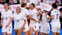 El lunes 11 de julio 2022 se batió el récord de goles marcados en un partido en la EURO femenina. Fue en el segundo partido de fase de grupos entre Inglaterra y Noruega. Las inglesas, anfitrionas, venían de ganar por tan solo 1-0 a Austria, pero sacaron toda la artillería frente al rival aparentemente más difícil del grupo. El equipo de Sarina Weigman salió con todo y en solo media hora ya ganaba 3-0. Pero esto no se quedó aquí y antes del descanso la cifra aumentó a 6 goles. La superioridad era tal que tanto Beth Mead como Ellen White se fueron al descanso con un doblete cada una. En la segunda mitad, las británicas levantaron el pie del acelerador, pero aun así marcaron 2 goles más y Beth Mead consiguió un hat-trick.