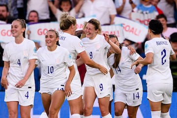 El lunes 11 de julio 2022 se batió el récord de goles marcados en un partido en la EURO femenina. Fue en el segundo partido de fase de grupos entre Inglaterra y Noruega. Las inglesas, anfitrionas, venían de ganar por tan solo 1-0 a Austria, pero sacaron toda la artillería frente al rival aparentemente más difícil del grupo. El equipo de Sarina Weigman salió con todo y en solo media hora ya ganaba 3-0. Pero esto no se quedó aquí y antes del descanso la cifra aumentó a 6 goles. La superioridad era tal que tanto Beth Mead como Ellen White se fueron al descanso con un doblete cada una. En la segunda mitad, las británicas levantaron el pie del acelerador, pero aun así marcaron 2 goles más y Beth Mead consiguió un hat-trick.