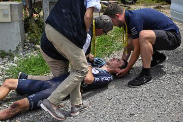 El ciclista franc¨¦s del Team DSM¨CFirmenich tuvo un accidente durante la etapa y las lesiones causadas en el mismo le obligaron a retirarse de la ronda gala.