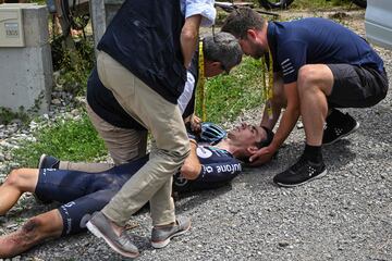 El ciclista francés del Team DSM–Firmenich tuvo un accidente durante la etapa y las lesiones causadas en el mismo le obligaron a retirarse de la ronda gala.