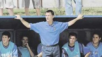 <b>MAESTRO. </b>Miguel Cerdán dirigiendo un partido de sus chicos en Tercera.