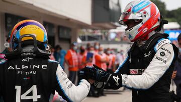 Alonso felicita a Ocon tras su victoria en el GP de Hungría.