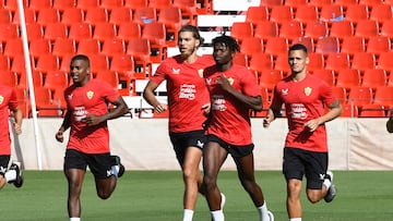 Akieme, Babic, El Bilal Touré y Kaiky, en un entrenamiento del Almería.