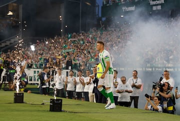 El jugador del Puerto de Santamaría rodea todo el Estadio saludando a todos los aficionados.